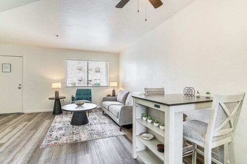 4 Mi to Surprise Stadium: Condo w/ Pool!