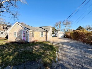 Exterior - The perfect cozy Chatham getaway awaits you! (Chatham)