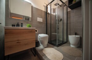 Douche, sèche-cheveux, bidet, serviettes fournies