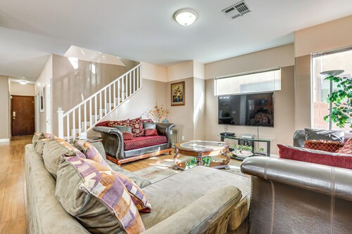 Stay & Play in Las Vegas: Spacious Home for Groups