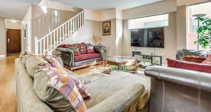 Stay & Play in Las Vegas: Spacious Home for Groups
