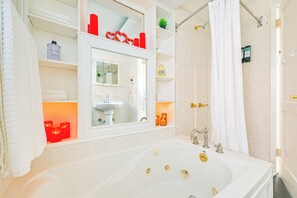 Interior - 21 Mi to Nyc: Cozy Apt w/ Deck, Yard & Grill! (Elmont)