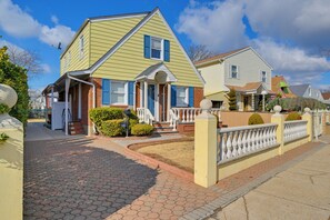 Interior - 21 Mi to Nyc: Cozy Apt w/ Deck, Yard & Grill! (Elmont)