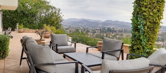 2 Mi to Promenade at Westlake: Mtn-view Haven!