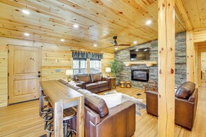 Interior - 11 Mi to Marina on Lake Hamilton: Cabin Getaway (Royal)