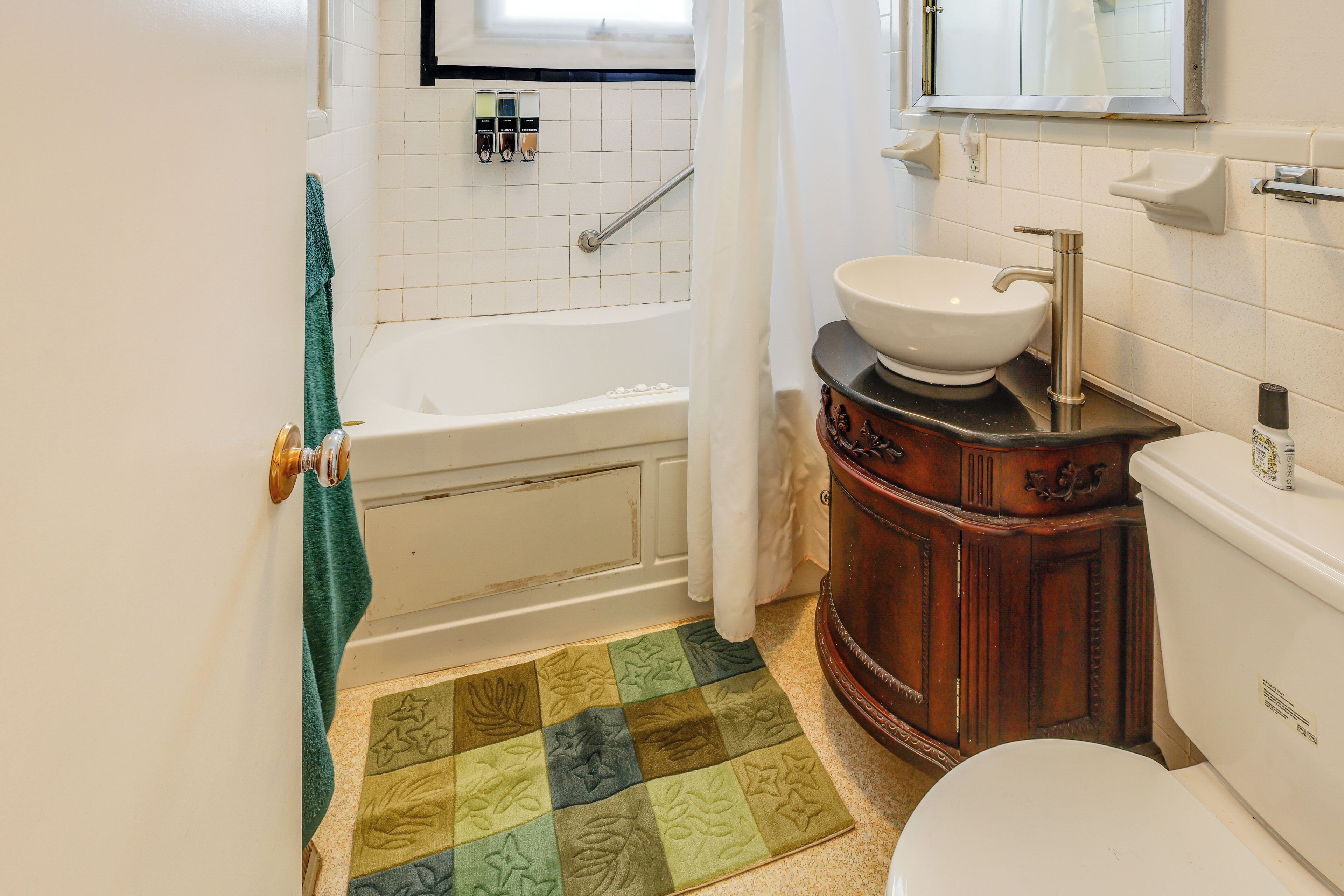 Een badkamer met een bad, een wastafel en een toilet.