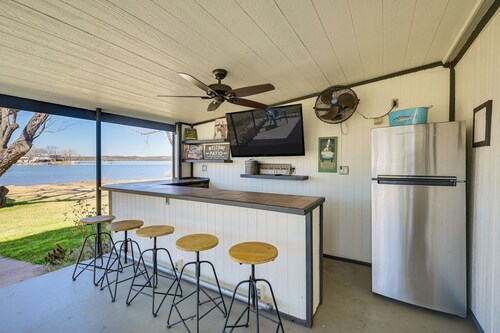 Dock & Patio: Possum Kingdom Lake House