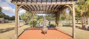 Nature Coast Hideaway w/ Deck on 5 Acres