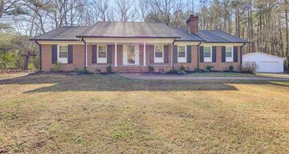Family Friendly: Chic Retreat in Rocky Mount!