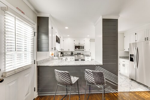 Family Friendly: Chic Retreat in Rocky Mount!