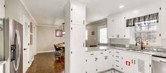 Family Friendly: Chic Retreat in Rocky Mount!