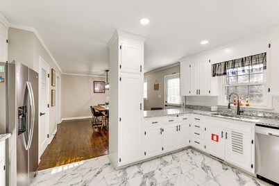 Family Friendly: Chic Retreat in Rocky Mount!