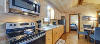 Pond-view Cabin Near Louisville on Racehorse Farm!