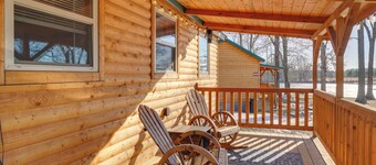 28 Mi to Downtown Louisville: Serene Farm Getaway