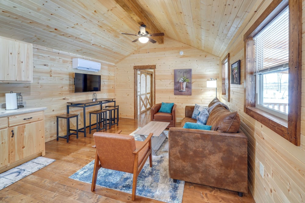 Horse Farm Retreat w/ Pond View Near Louisville - La Grange, KY