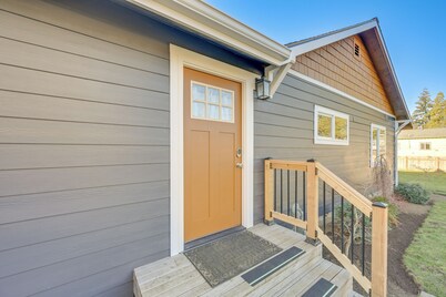 Family-friendly Cottage w/ Playground in Centralia