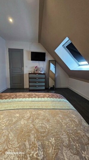 2 bedrooms, WiFi, bed sheets