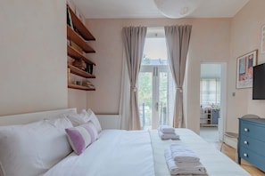 1 bedroom, iron/ironing board, internet, bed sheets - Chic 1BD Flat with Private Garden, Ladbroke Grove (Greater London)