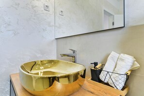 Séchoir à cheveux, serviettes fournies, savon, papier de toilette