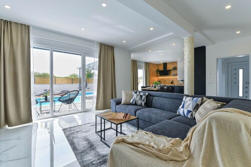             Luxury Villa JoMaNi with heated pool,Bibinje