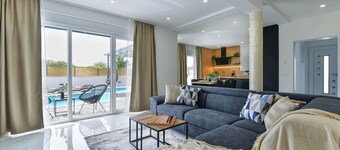             Luxury Villa JoMaNi with heated pool,Bibinje