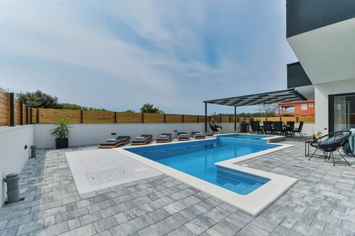            Luxury Villa JoMaNi with heated pool,Bibinje