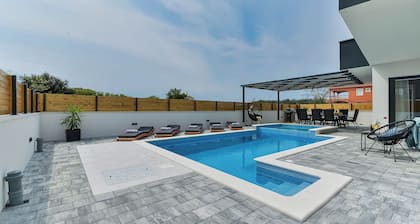 Luxury Villa JoMaNi with heated pool,Bibinje