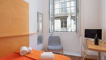 1 habitación, tabla de planchar con plancha, wifi gratis y ropa de cama