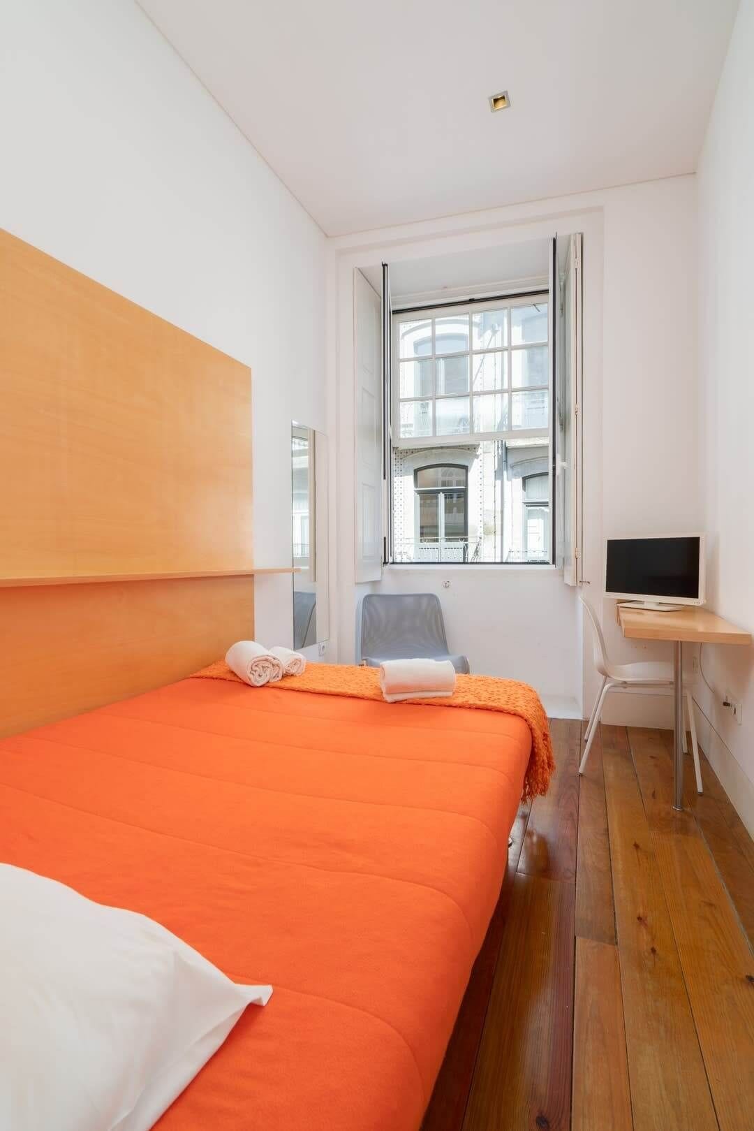 1 dormitorio, tabla de planchar con plancha, wifi gratis y ropa de cama