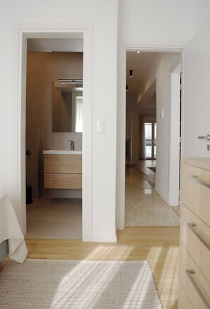 تجهيزات دش، مجففات شعر، مراحيض شطف، مناشف