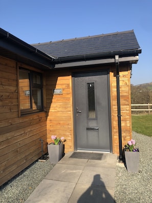 Exterior detail - River Lodge 5 star Lodge sleeps 6 in 3 king bedrooms with Hot Tub under cover. (Llandrindod Wells)
