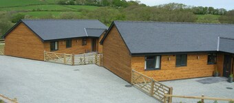 River Lodge 5 star Lodge sleeps 6 in 3 king bedrooms with Hot Tub under cover.