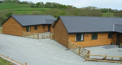 River Lodge 5 star Lodge sleeps 6 in 3 king bedrooms with Hot Tub under cover.