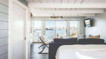 3 bedrooms, desk, WiFi, bed sheets