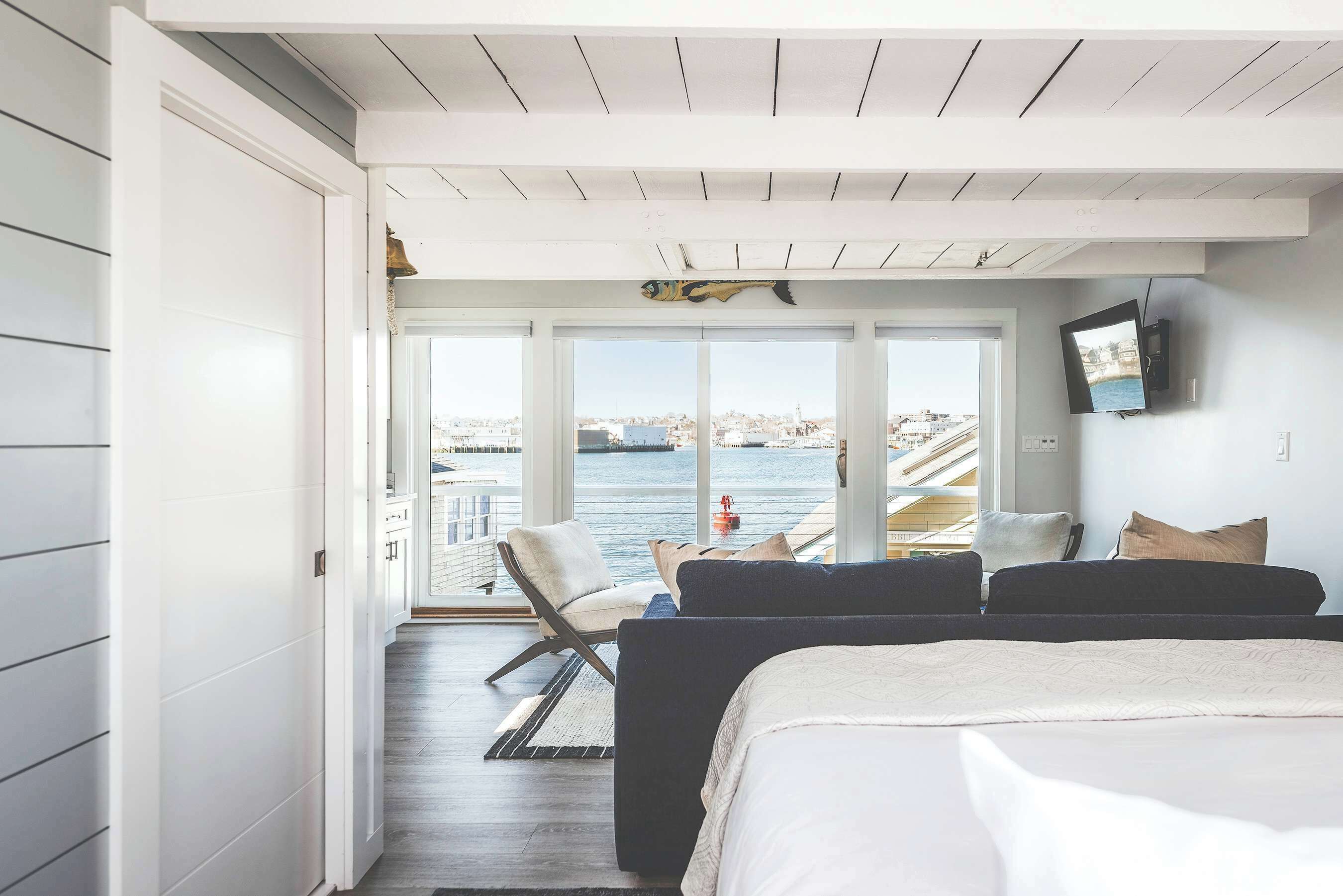 3 bedrooms, desk, WiFi, bed sheets