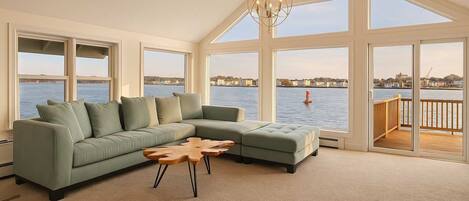 テレビ、暖炉、書斎 / ワークスペース