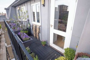 Exterior detail - Airy one-bed in Limehouse with views of the city (London)
