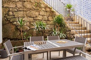 Outdoor dining - Porto Lounge Hostel - Spacious Room | Terrace (Porto)