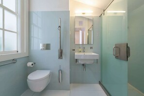 Shower, hair dryer - Porto Lounge Hostel - Spacious Room | Terrace (Porto)