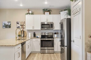 Fridge, microwave, stovetop, dishwasher