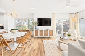 Smart TV, video library - Oceanfront, 2nd Floor, Updated, Open Plan & Super Stylish (Hilton Head Island)