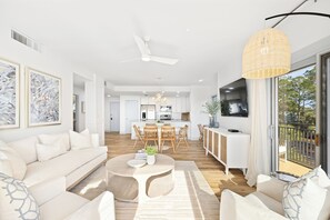 Smart TV, video library - Oceanfront, 2nd Floor, Updated, Open Plan & Super Stylish (Hilton Head Island)