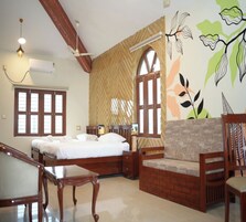 Habitación familiar, vistas al patio | Escritorio y espacio para trabajar con un portátil