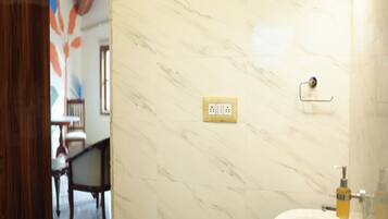 Dusj, toalettartikler (inkludert), hårføner og tøfler