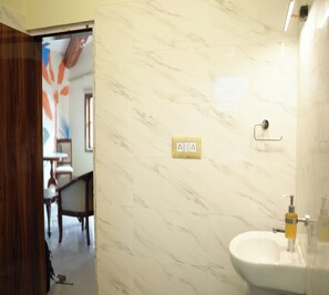 Chuveiro, produtos de toalete grátis, secador de cabelo, chinelos