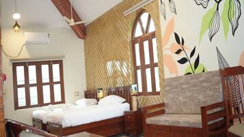 Familierom, bakgårdsutsikt | Skrivebord, skrivebord for bærbar PC og strykejern/-brett