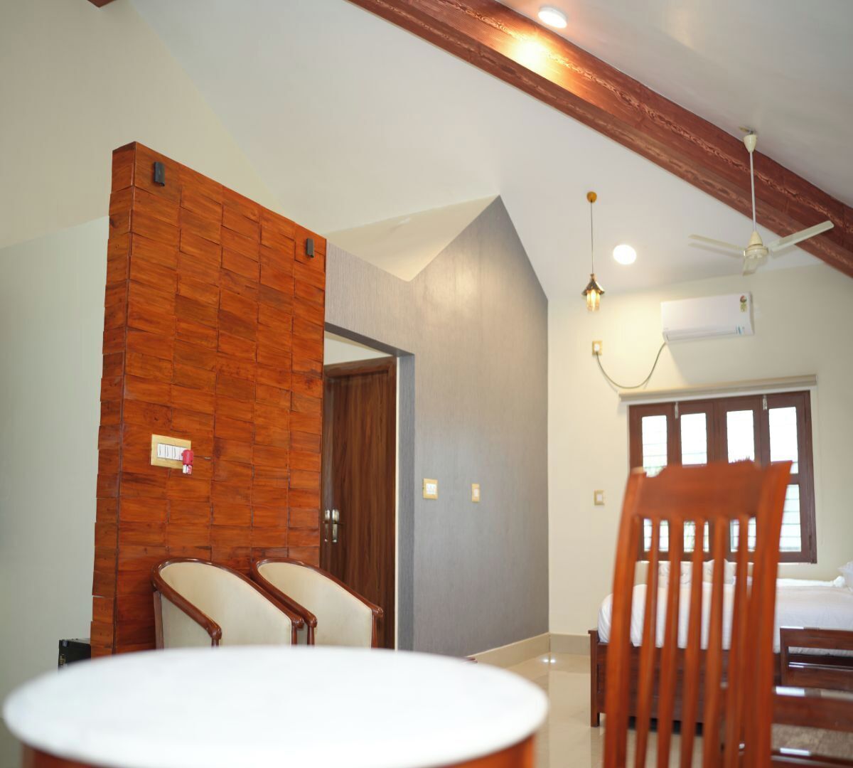 Habitación familiar, vista al patio | Escritorio y espacio para trabajar con laptop 