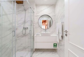 Shower, hair dryer, towels, shampoo - Stylish Retreat in Porto's Heart by HostWise (Porto)