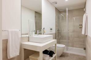 Een douche, een haardroger, handdoeken