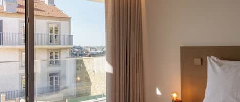 6 bedrooms, iron/ironing board, WiFi, bed sheets